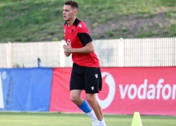 Asllani tejkalon lëndimin, gati për Çekinë