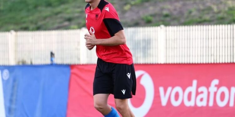 Asllani tejkalon lëndimin, gati për Çekinë