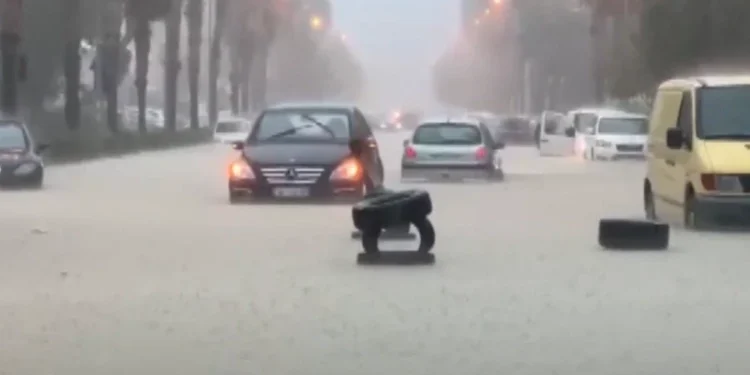 Rreth 30 familje detyrohen të evakuohen si pasojë e përmbytjeve në Shqipëri