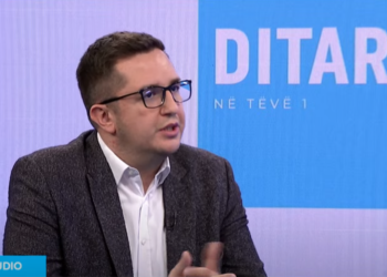 Ironizon Mustafa: “Shef u dorëzova, Hekuran gjuje do mjegull qaty”