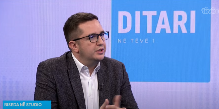 Ironizon Mustafa: “Shef u dorëzova, Hekuran gjuje do mjegull qaty”