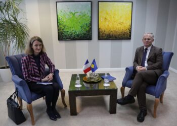 Bislimi në takim me zyrtaren franceze kërkon që BE të heq masat ndëshkuese ndaj Kosovës