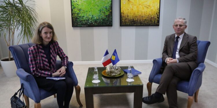 Bislimi në takim me zyrtaren franceze kërkon që BE të heq masat ndëshkuese ndaj Kosovës
