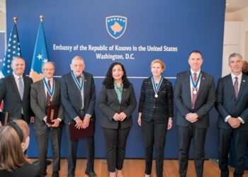 Osmani dekoron William Walker dhe disa nga aleatët tjerë amerikanë me Urdhrin e Lirisë dhe Urdhrin e Pavarësisë