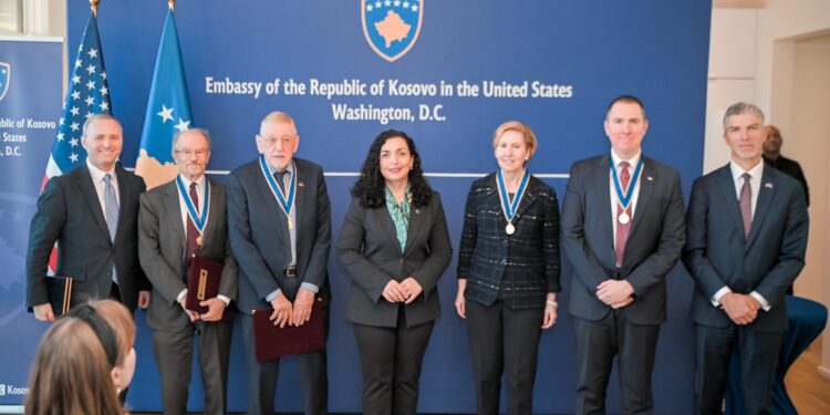 Osmani dekoron William Walker dhe disa nga aleatët tjerë amerikanë me Urdhrin e Lirisë dhe Urdhrin e Pavarësisë