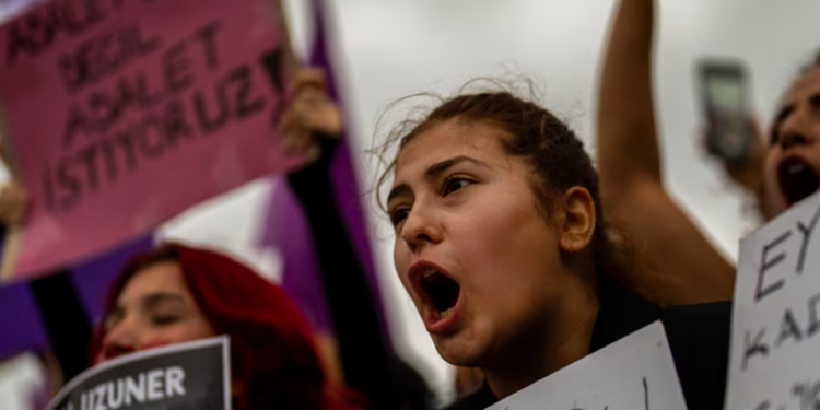 Protesta në Turqi kundër dhunës ndaj grave