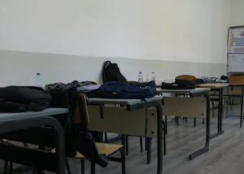 18-vjeçarja në Pejë ende jashtë bankave shkollore për shkak të mbulesës