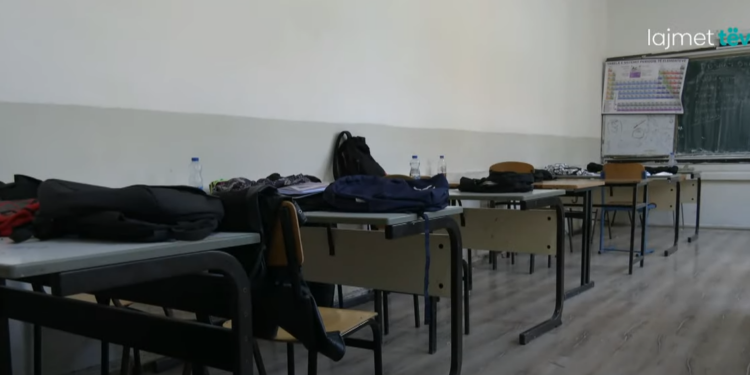 18-vjeçarja në Pejë ende jashtë bankave shkollore për shkak të mbulesës