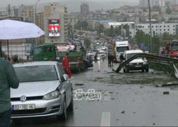 Largohet nga vendi i ngjarjes pas disa orësh kamioni që shkaktoi aksidentin në Veternik
