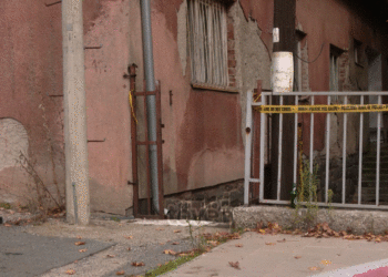 Objekti i komunës paralele serbe të Skenderajt në veri i takon ndërmarrjes Trepça