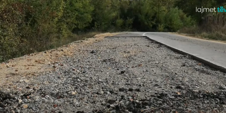 Dëmtohet rruga në Viti që u shtrua para tre muajsh