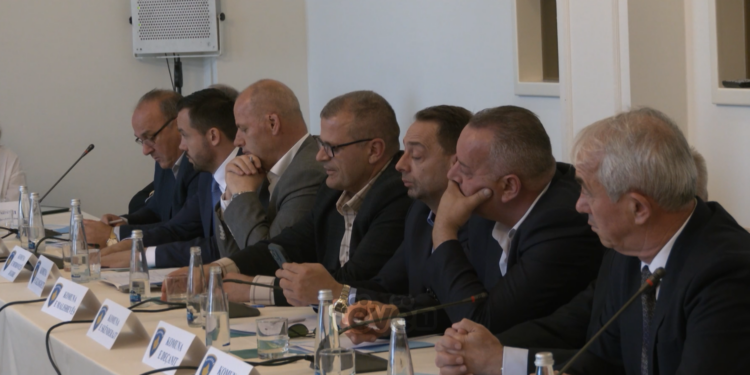 Komunat kërkojnë ndihmë për “Kontratat Kolektive”