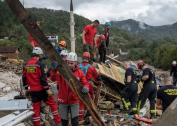 Ekipet ndërkombëtare të shpëtimit ndihmojnë Bosnjën pas përmbytjeve vdekjeprurëse