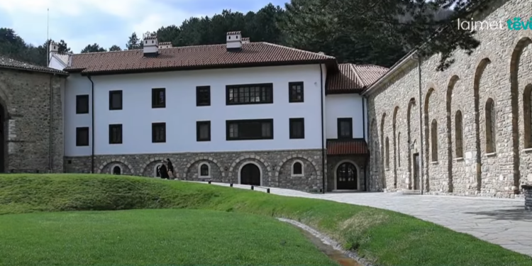 “Kosova është vonuar në dhënien e tokës për Manastirin e Decanit” VV e quan të pamenduar mirë deklaratën e Sarrazinit