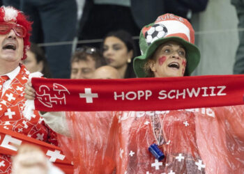 Thirrja e federatës zvicerane për tifozët para ndeshjes me Serbinë, përmenden flamujt