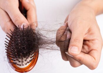 Si të ndihmoni trupin të parandalojë rënien e flokut