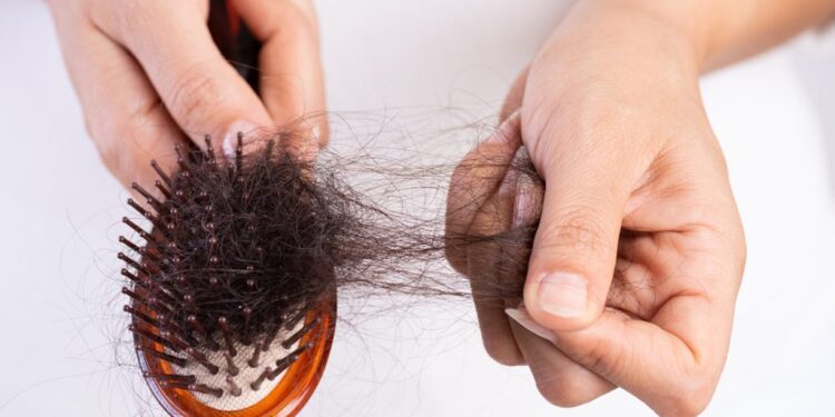 Si të ndihmoni trupin të parandalojë rënien e flokut