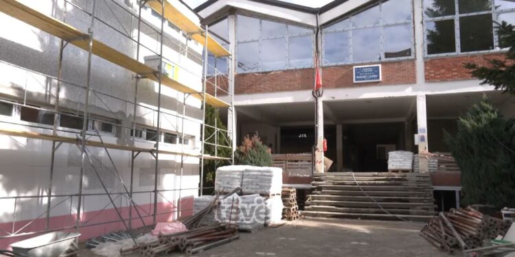 Renovimi i gjimnazit në Viti ende i papërfunduar, komuna pranon ngecjen