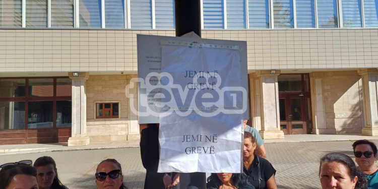 Sot protestohet para Kuvendit në mbështetje për punëtoret teknike që janë në grevë
