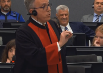 Thaçi qeshet kur Geci flet për puthjen e dorës që pretendon se ia bëri ish-presidenti