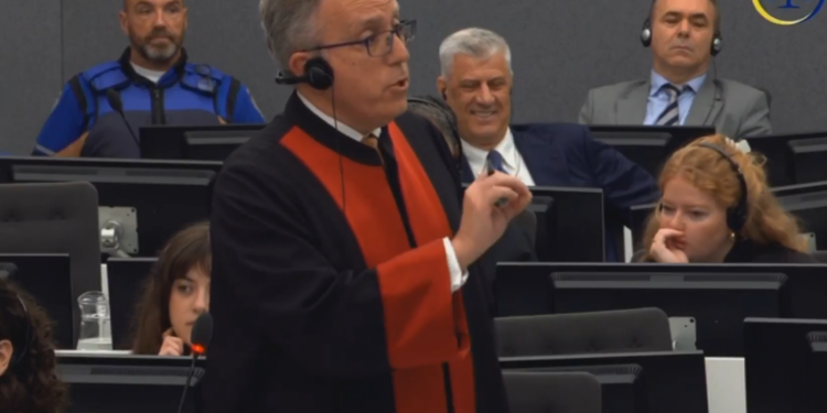 Thaçi qeshet kur Geci flet për puthjen e dorës që pretendon se ia bëri ish-presidenti