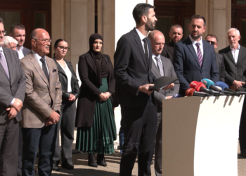 “Familja tradicionale” – Dy ish-deputetët e Vetëvendosjes bashkë me Pacollin e Aganin