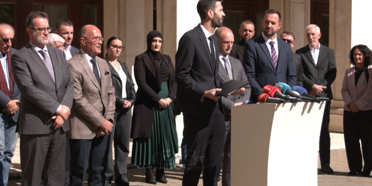 “Familja tradicionale” – Dy ish-deputetët e Vetëvendosjes bashkë me Pacollin e Aganin