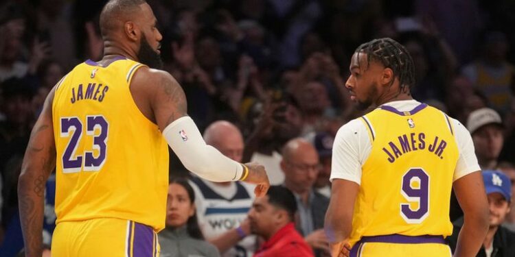 Historike në NBA, James luan me djalin e tij