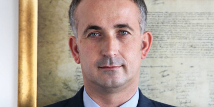 Ish-sekretari i MIE-së i reagon Abazit