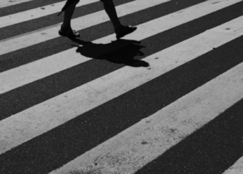 Motoçiklisti godet këmbësorin në Lipjan