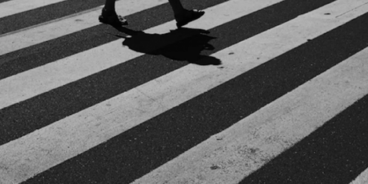 Motoçiklisti godet këmbësorin në Lipjan