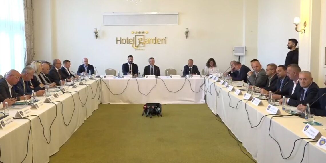 Asociacioni i Komunave paraqiti tri kërkesa në takimin me kryeministrin Kurti