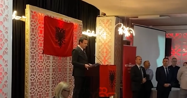 “Po e shkel Kushtetutën” – Tubimet e Vetëvendosjes pa flamur të Kosovës