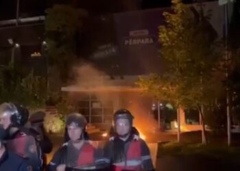 Protestuesit në Shqipëri hedhin koktej molotovi