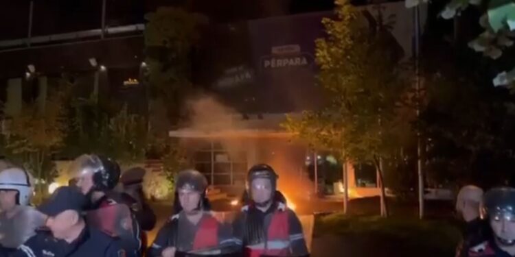 Protestuesit në Shqipëri hedhin koktej molotovi