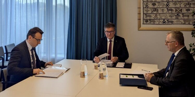 Lajçak flet pas takimit trepalësh në Bruksel