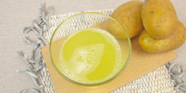 Si të përdorni lëngun e patates për rritjen e flokëve