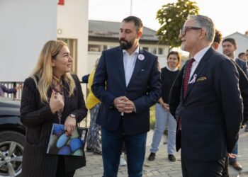 Krasniqi me ministrin Vitia vizitojnë ekipet mobile që po kujdesen që grave nga komunitetet të ju mundësohet mamografia falas