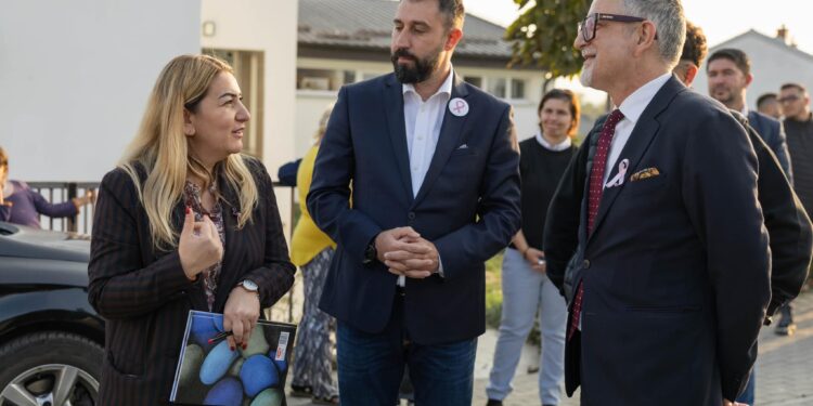 Krasniqi me ministrin Vitia vizitojnë ekipet mobile që po kujdesen që grave nga komunitetet të ju mundësohet mamografia falas