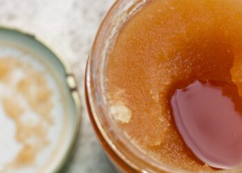 Mënyrat e shpejta si të përdorni mjaltin për flokë dhe lëkurë të butë