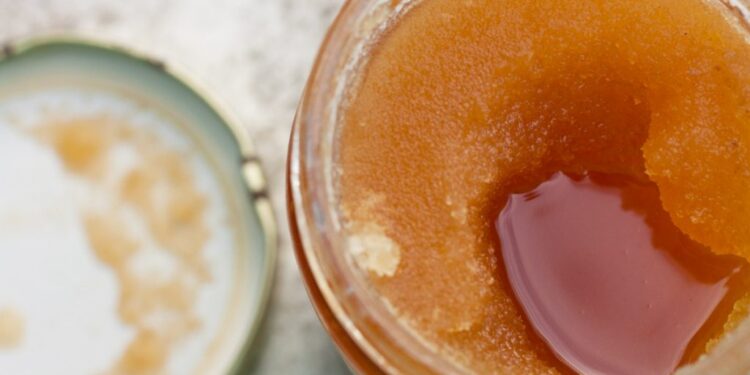 Mënyrat e shpejta si të përdorni mjaltin për flokë dhe lëkurë të butë