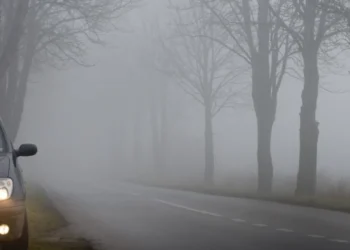 Mjegulla paraqet rrezik për shoferët, policia apelon për kujdes gjatë vozitjes
