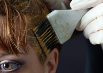 Çfarë nuancash duhet t’u shtosh flokëve në vjeshtë për të larguar dëmet e verës