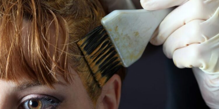 Çfarë nuancash duhet t’u shtosh flokëve në vjeshtë për të larguar dëmet e verës