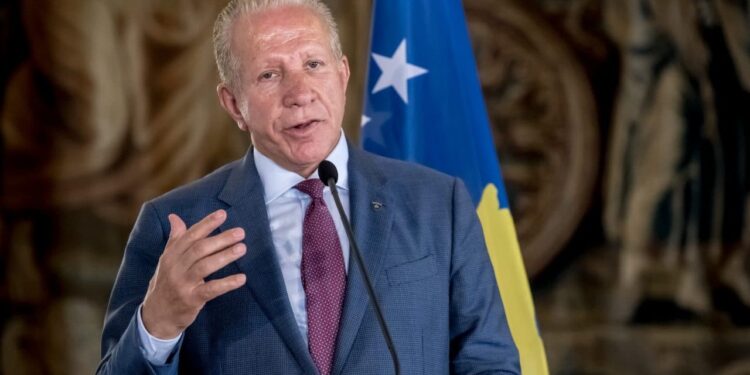 Pacolli i reagon sërish Kryeziut: Dikush në emër të Qeverisë po e shtrëmbëron të vërtetën