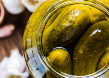 Dobitë shëndetësore që sjell lëngu i turshive