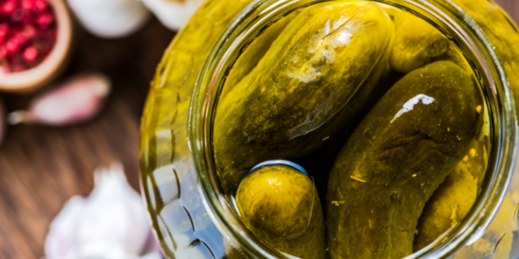 Dobitë shëndetësore që sjell lëngu i turshive