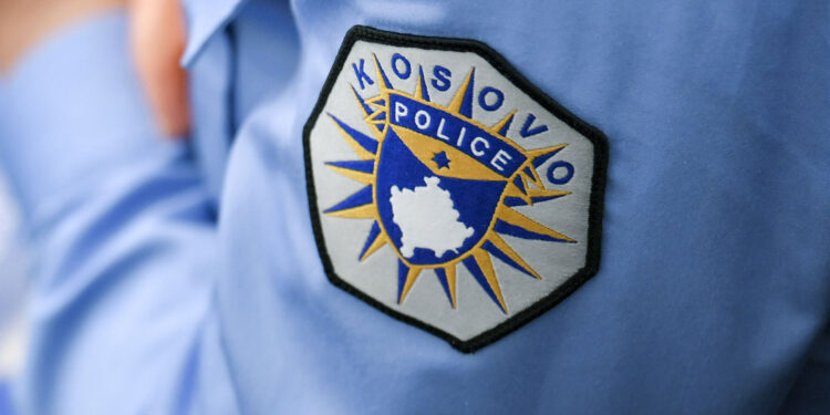 Policia has në tre persona që po tentonin të kalonin kufirin me traktor, dy prej tyre ikin