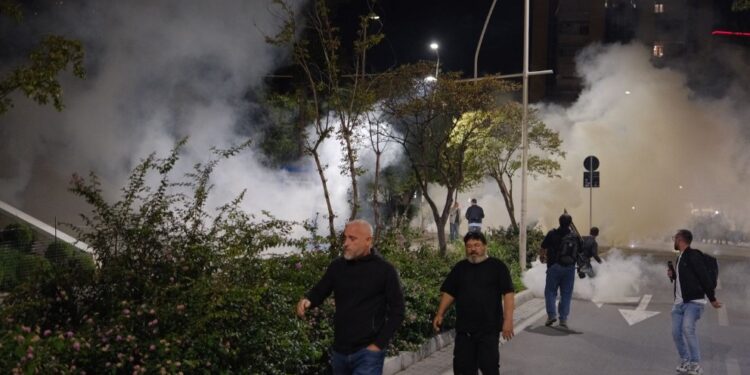 Protesta e opozitës në Tiranë: Arrestohet 1 person, 3 të tjerë procedohen penalisht