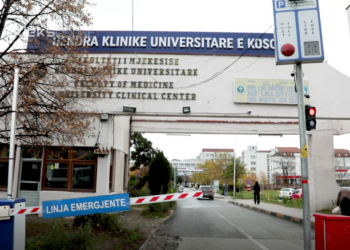 Zyrtarja policore që u plagos aksidentalisht nga kolegu i saj në gjendje stabile